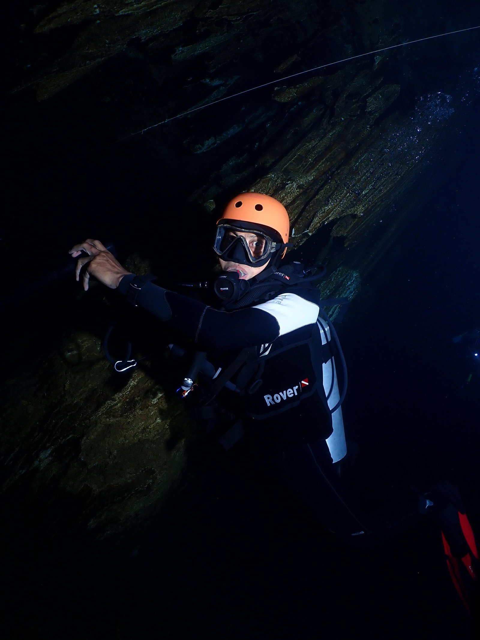 Ekplore Gua Bawah Air